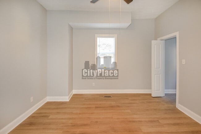 Building Photo - 2224 N Kenwood Ave