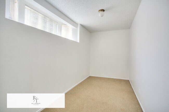 Building Photo - Beautiful Front Unit in Gated Community – ...