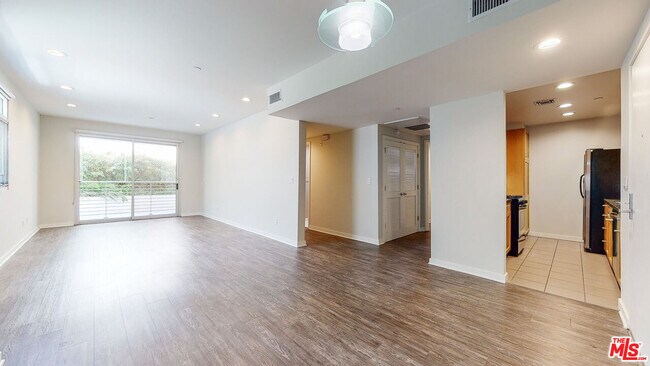 Building Photo - 1545 S Bentley Ave