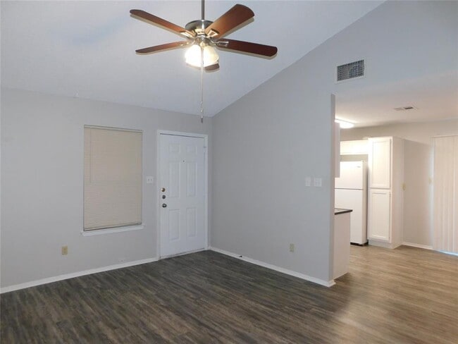 Building Photo - 501-503 Willowbend Cove