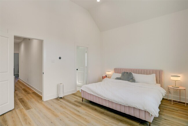 Building Photo - 2013 Cochran St