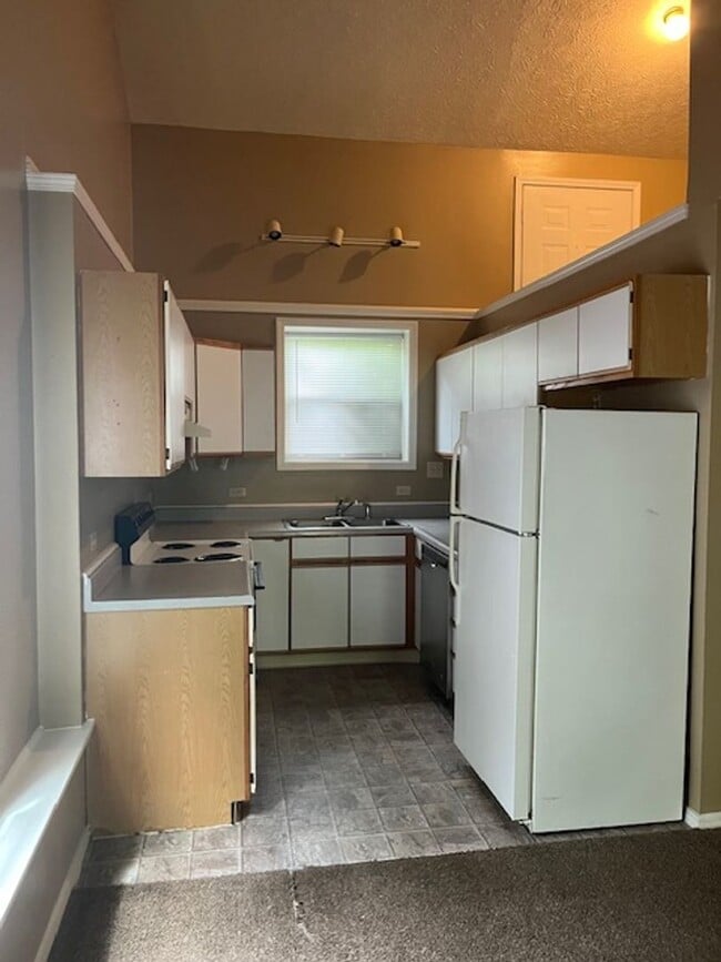 Building Photo - 3 bedroom, 2 bathroom duplex on Bloomingto...