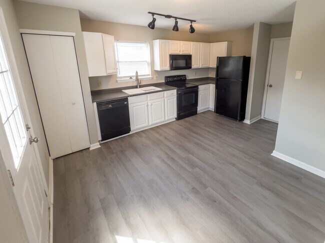 Building Photo - Newly Renovated Noblesville Home