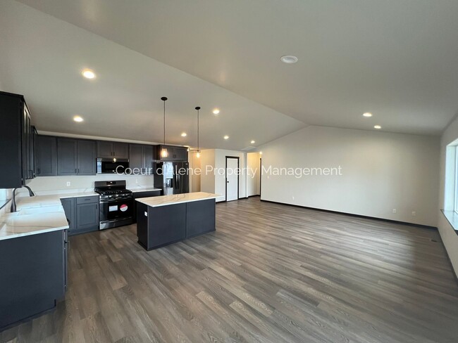 Building Photo - 3 bed, 2 bath house