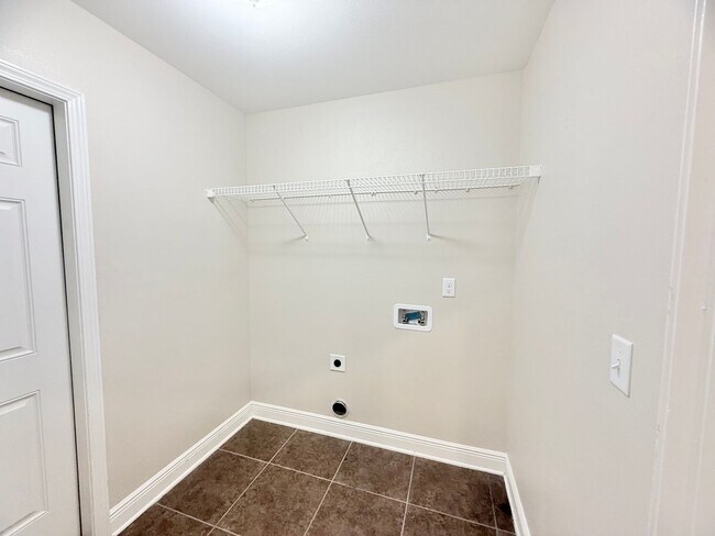 Building Photo - 3 Bed/2 Bath All-Brick Home