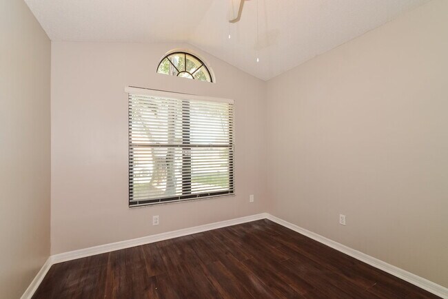 Building Photo - 1048 Vernon Loop