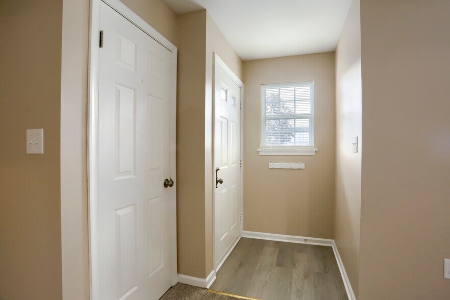 Building Photo - 843 Old Silver Spring Rd