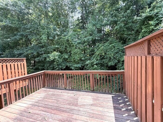 Building Photo - Sandy Springs 3 Bed-3.5 Bath Townhouse in Gated Cambridge, Hardwoods on Main!