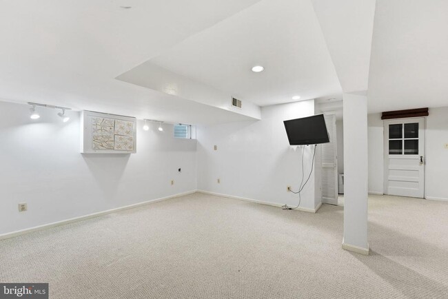 Building Photo - 2419 Claremont Dr