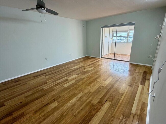Building Photo - 4775 Cove Cir