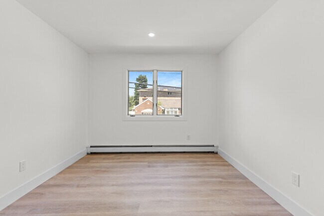 Building Photo - 302 E Harriet Ave