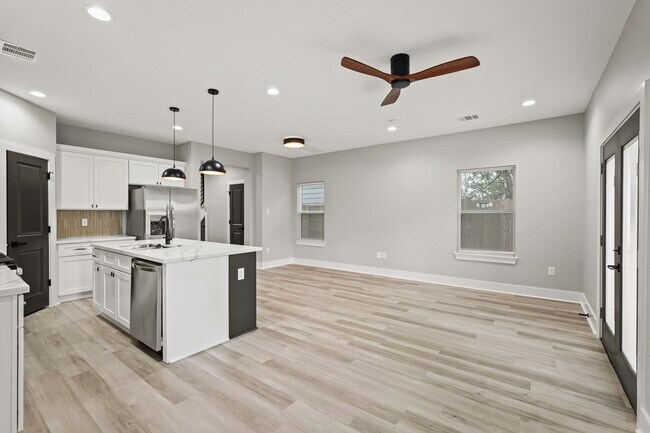 Building Photo - 2113 St Charles St