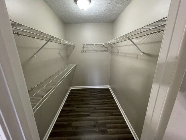 Building Photo - Updated East End Condo For Rent! So Nice