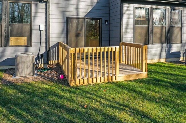 Building Photo - Luxury Townhome, Fishers Schools, Minutes from Shopping, Restaurants, and City Parks!