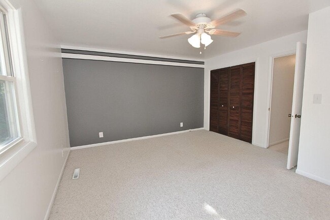 Building Photo - Clean Townhouse Centrally Located on the B...