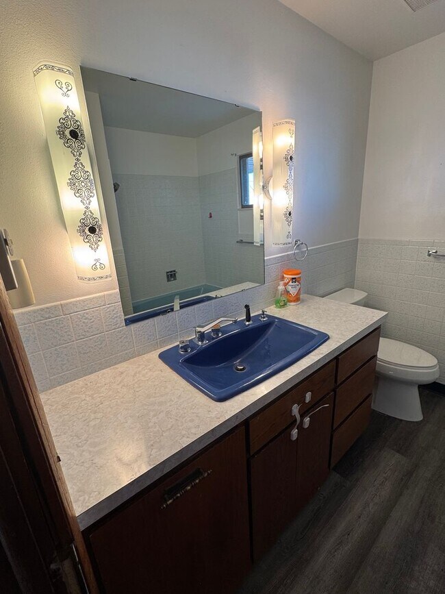 Building Photo - Country living at its best! Traditional farm house avail NOW