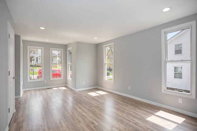 Living Room - 532 S 5th Ave