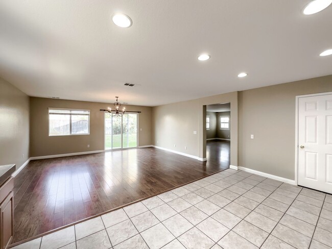 Building Photo - Large 4 bedroom + LOFT Home in Murrieta Fo...