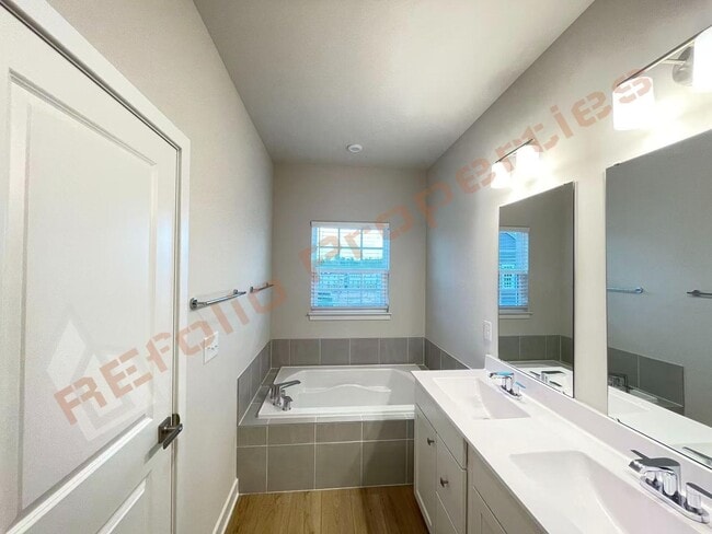 Building Photo - Beautiful brand new 3-Story Townhome | 4 Bedrooms, 3.5 Bathrooms, 2332 sq ft @ 751 South Townhome...