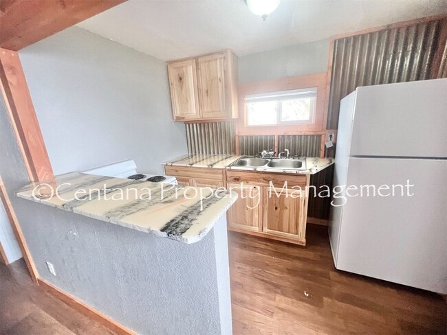 Building Photo - 611 E 6th St