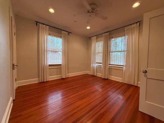 Building Photo - DOWNTOWN house with W/D avail NOW!