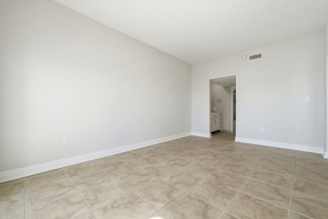 Building Photo - 615 Bayshore Dr