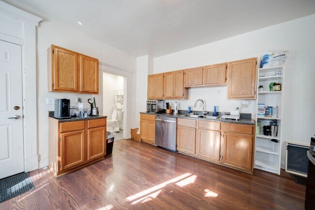 Building Photo - 4 or 5 Bedroom Right off of High St - OSU Campus