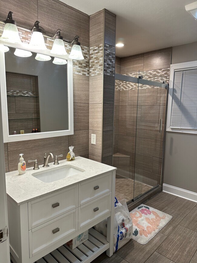 Building Photo - 763 S Aurora St