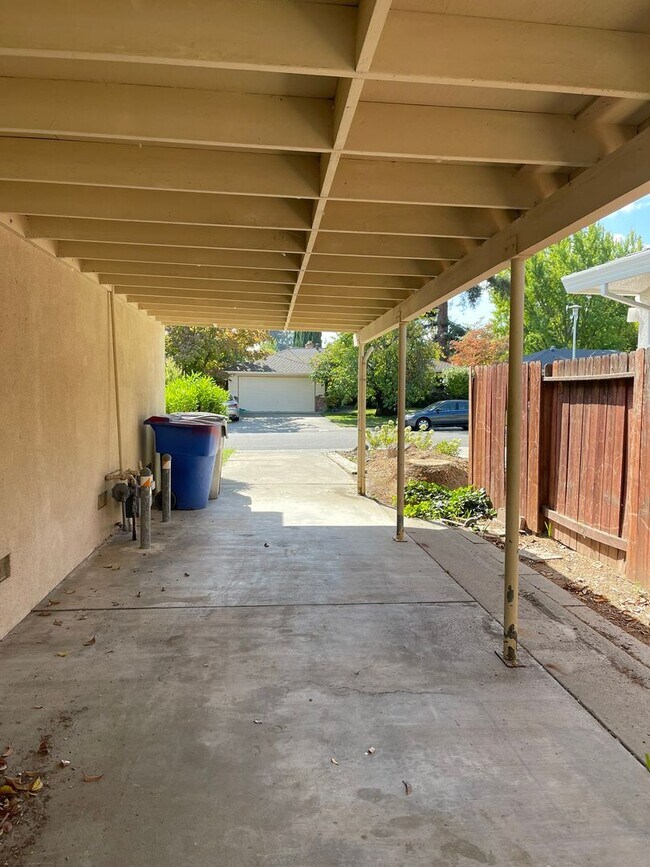 Building Photo - Newly renovated 3/2 Home in Quiet Neighbor...