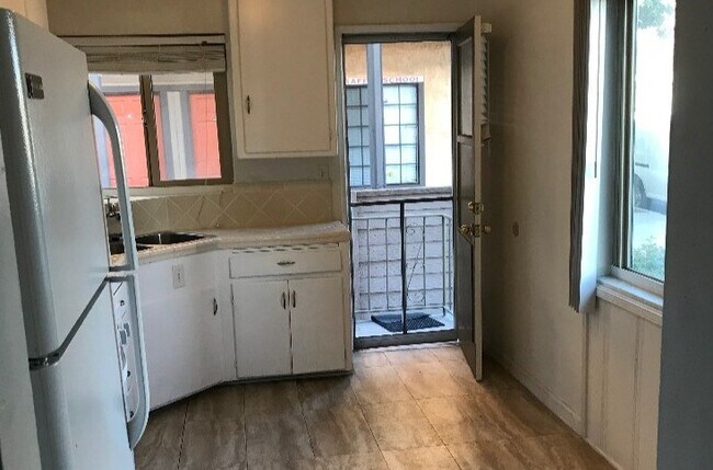 Kitchen - 233 E Alameda Ave