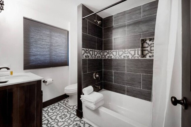 Building Photo - Beautifully Updated 3-Bedroom Home on a Co...