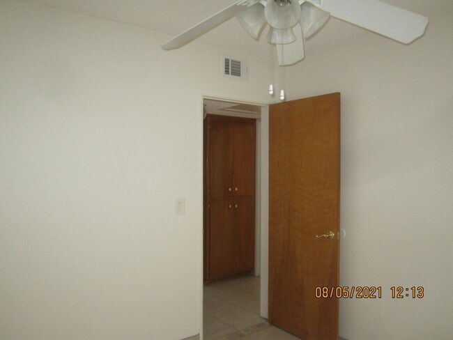 Building Photo - 2 br, 1 bath House - 4314 UNIVERSITY AVE #8