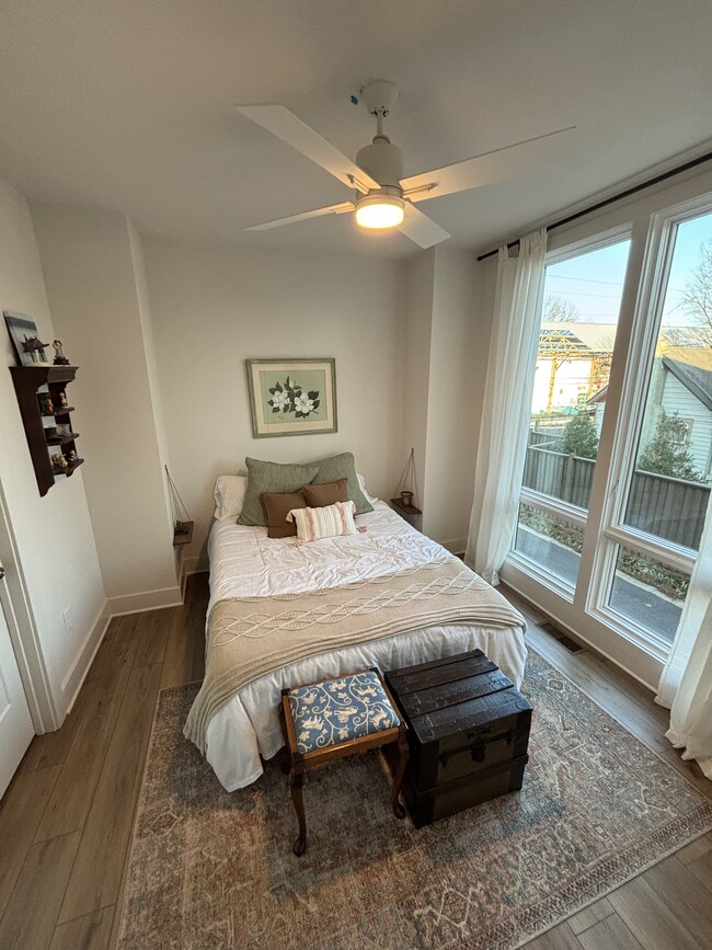 Bedroom 2 - bed view - 949 Lang Way SE