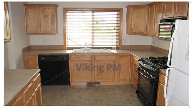 Building Photo - 528 NE Robin Ct