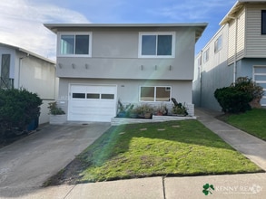 Building Photo - Large Five Bedroom, Three Bathroom with In...
