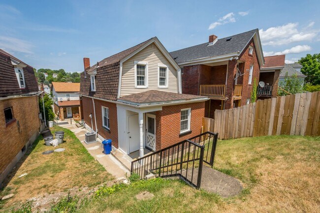 Building Photo - Stunning 2 bedroom home in Carrick available October 1st!