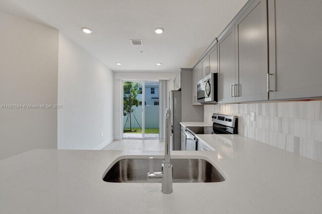 Building Photo - 133 SW 171st Ave