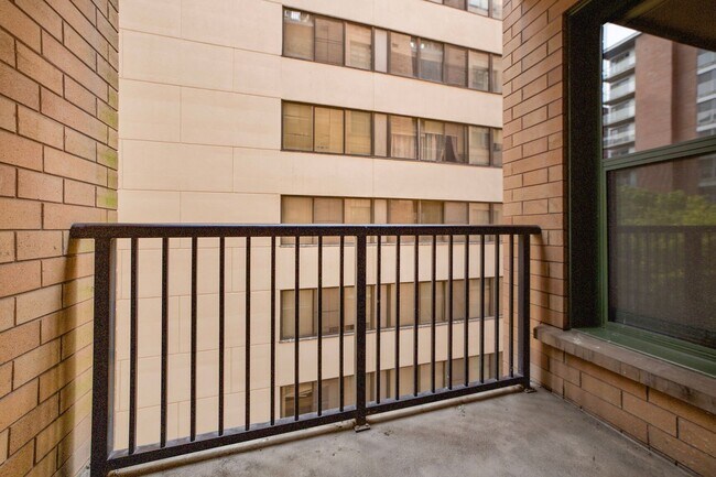 Building Photo - Available Now! High End 1 Bed/ 1 Bath in Amenity Rich Building