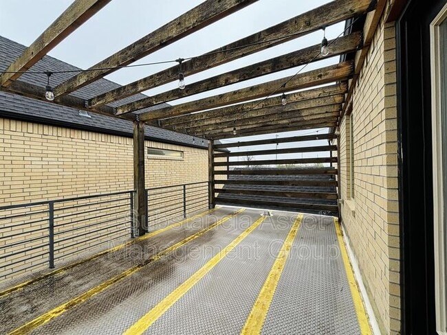 Building Photo - 2800 N McKinley Ave