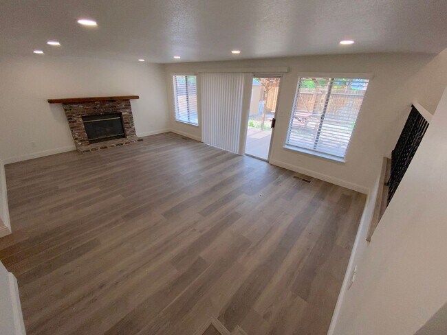 Building Photo - Modern 4 Bedroom, 3 Bath House - Near Died...
