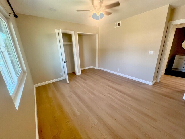 Building Photo - 2 Units Property