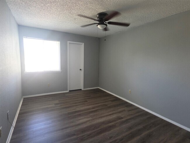 Building Photo - 10526 Chapel Hill Dr