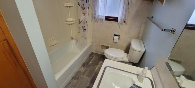 Building Photo - 421 Prentis Ave