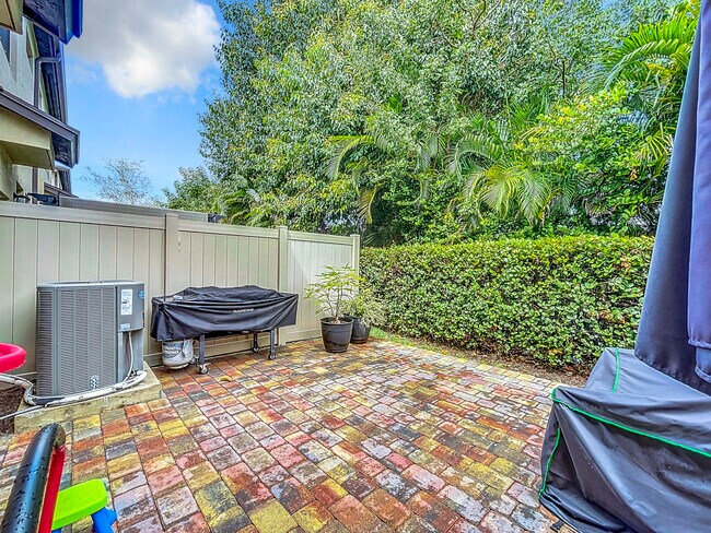 Building Photo - 2757 Troubadour St