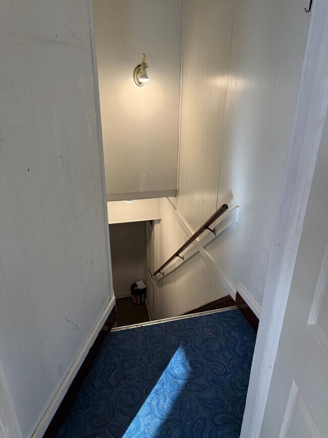 Building Photo - Spacious 3 bedroom 1 bathroom