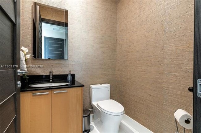 Building Photo - 15901 Collins Ave