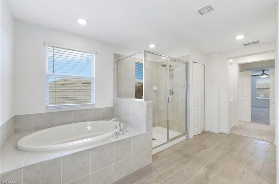 Master bathroom - 2340 Feather Brook Ln