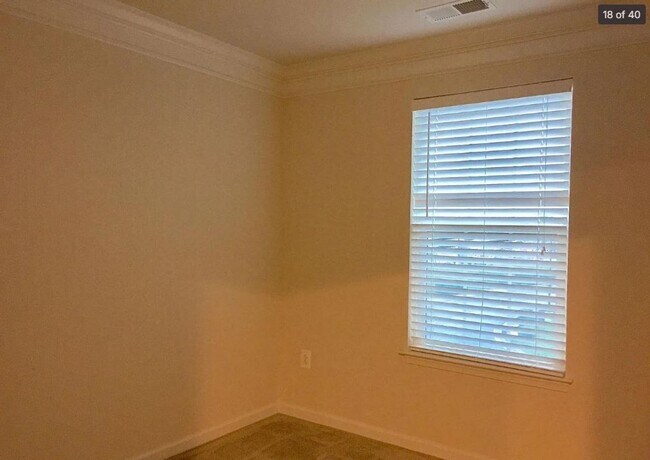 Building Photo - Large Townhome in Wormans Mill!