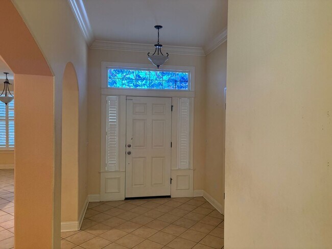 Building Photo - Spacious 1,950 Sq. Ft. Home with 3-Car Garage in Redding