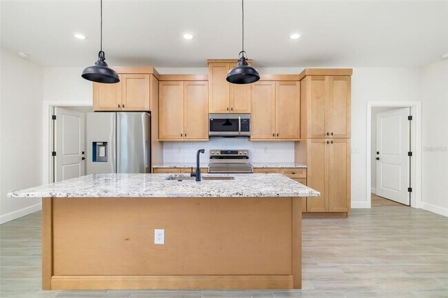 Building Photo - 118 Ruby Ave N